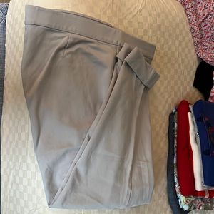 Light jersey pant with cuff.